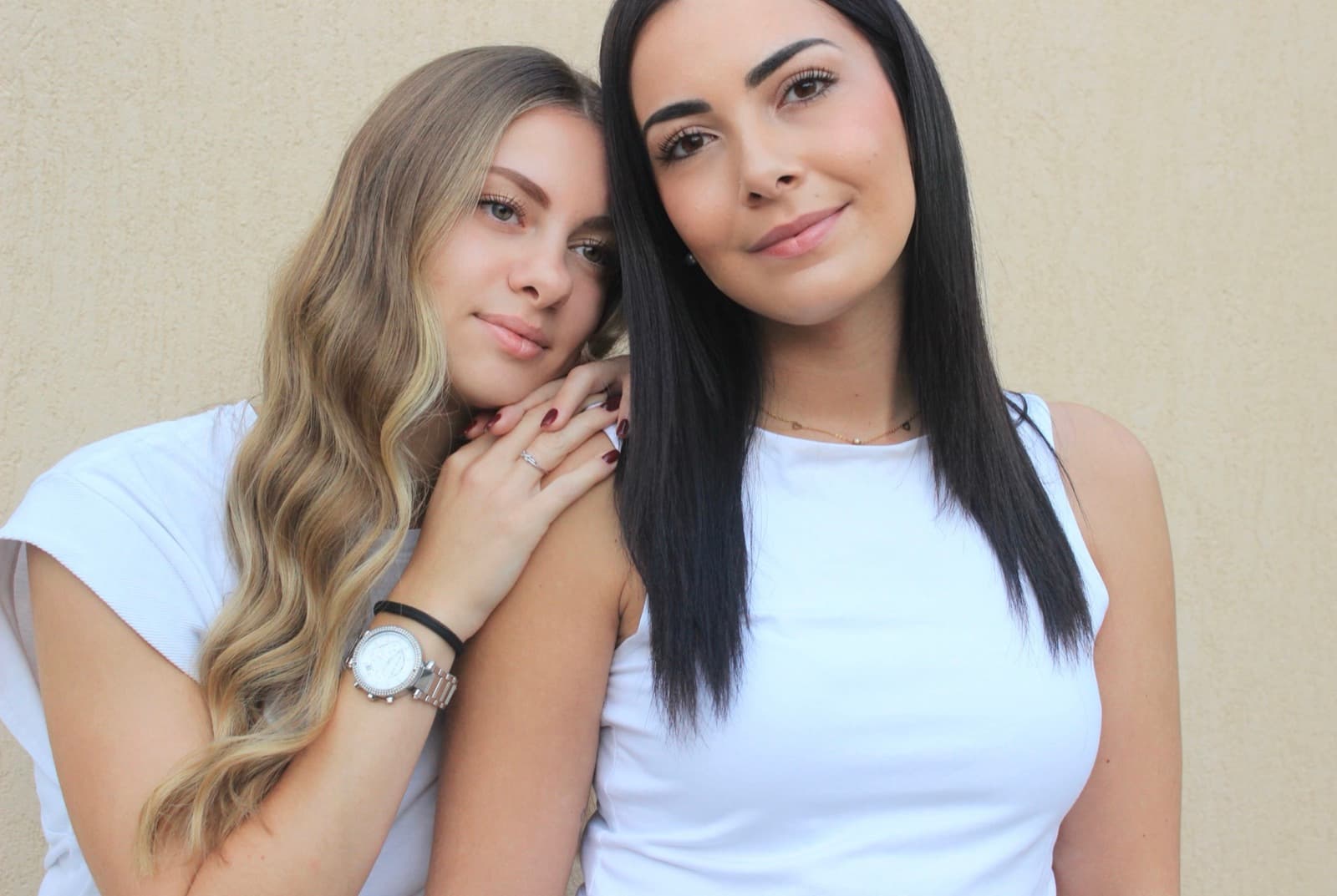 Deux clientes de MC Studio côte à côte : balayage blond ondulé et brun lissé brillant