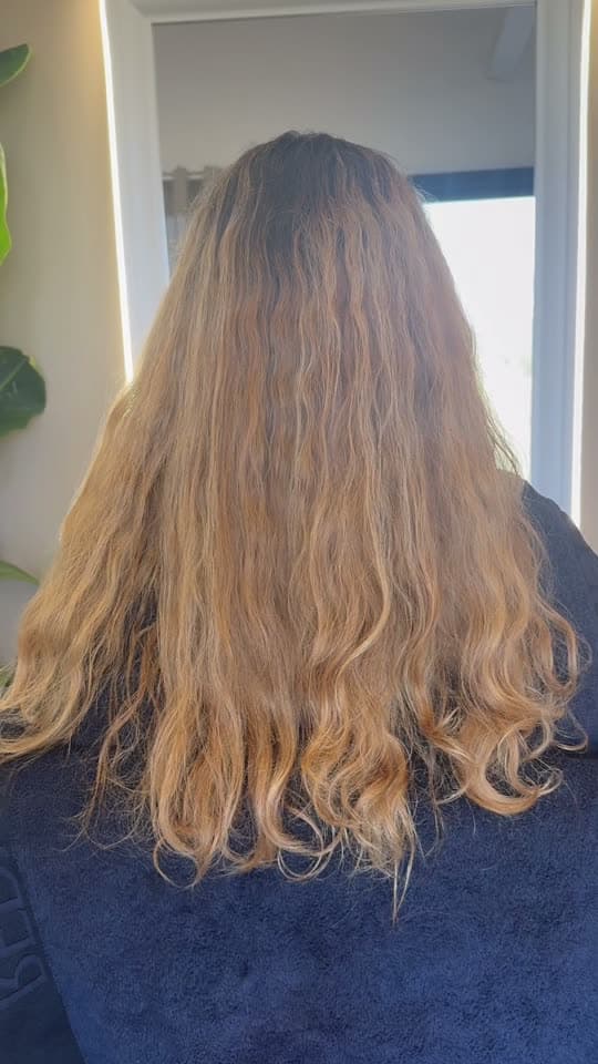 Avant après d'un passage au blond : éclaircissement progressif chez MC Studio